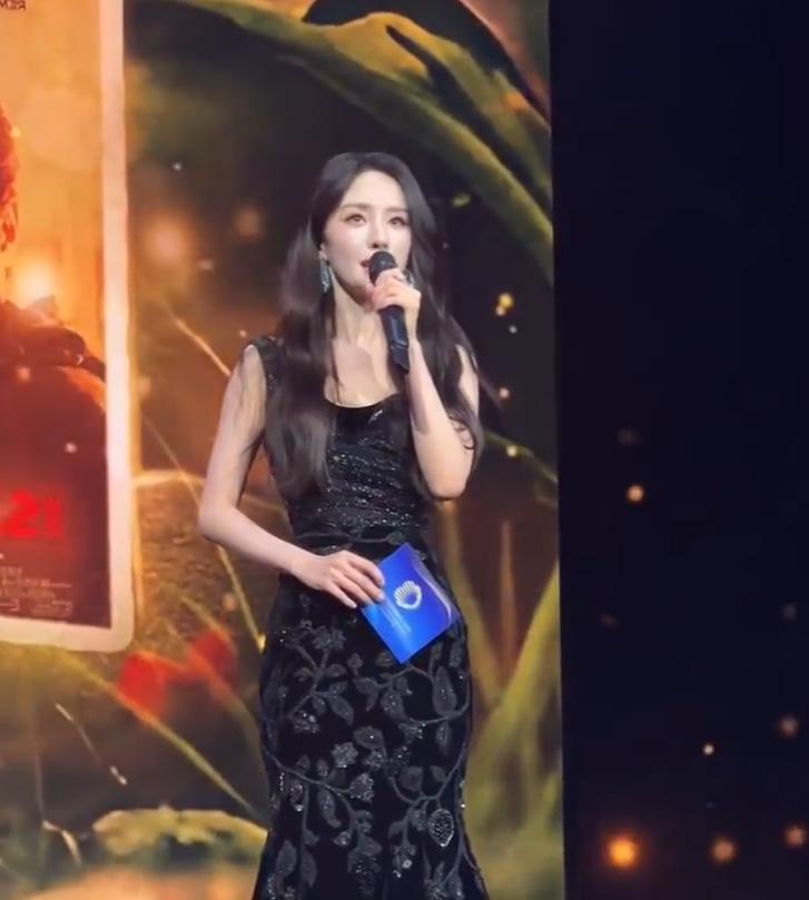 杨幂登台意外踩裙摆摔倒！2秒内淡定起身调整状态，微笑衔接演讲，被赞教科书级救场