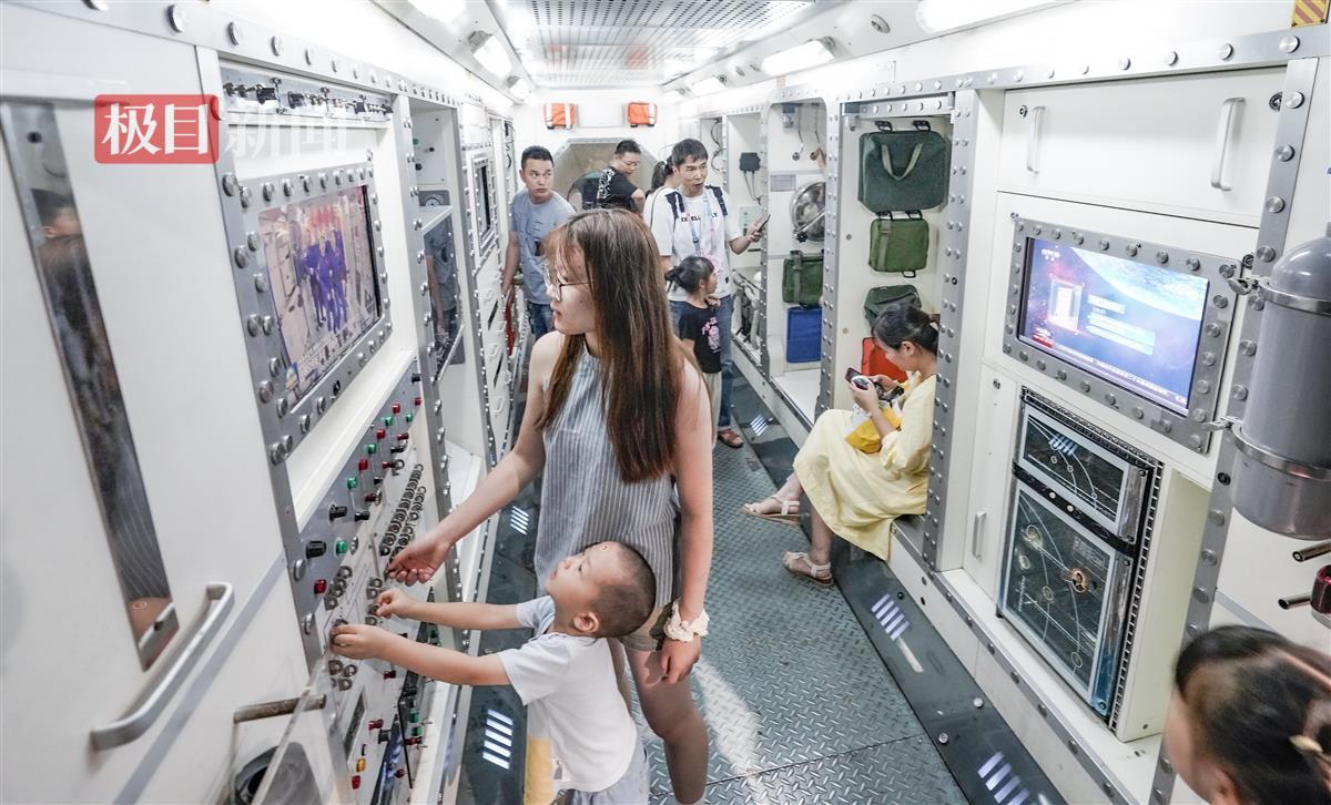 在宇宙飞船的模拟内舱，观众模拟操作.jpg