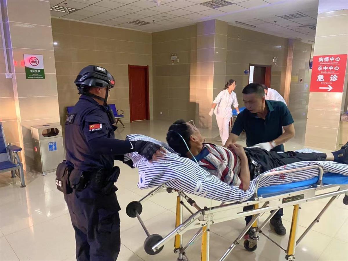 利川特警骑警将摔伤路人送至医院.jpg