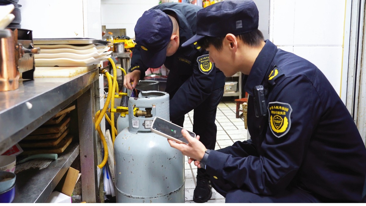 护航赏樱安全，检查商户燃气安全 (1).jpg