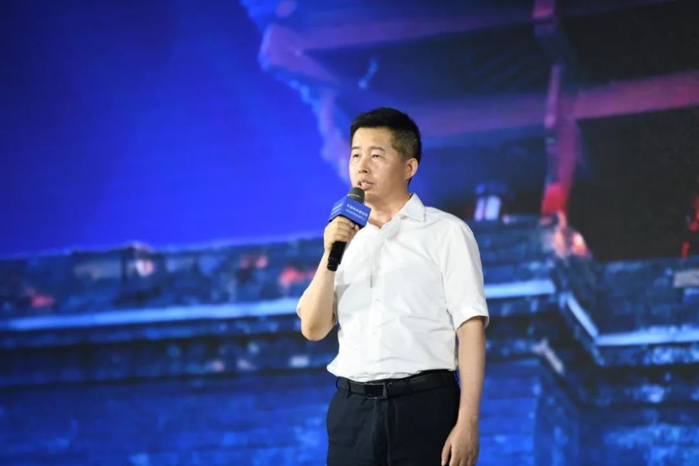 武昌区委副书记、区长范礼奎作主报告。