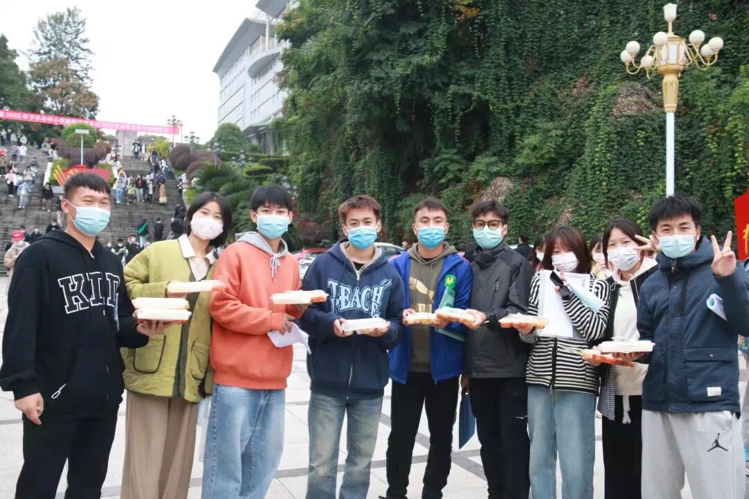 湖北恩施学院学生领取到学校的盒饭