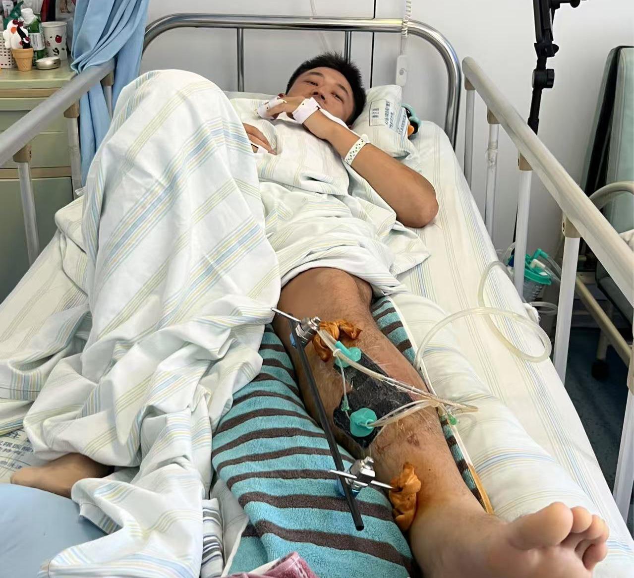 武汉辅警为护群众安全被撞骨折 逆行者用行动诠释退伍不褪色