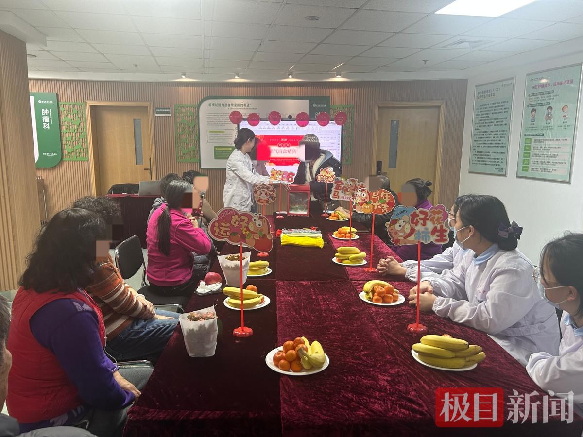 后湖院区肿瘤科五病区也为住院患者举办了病房小年活动_副本.jpg