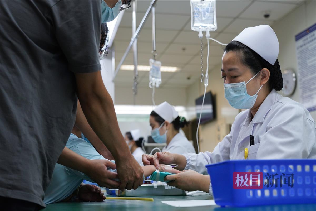 在武汉儿童医院，护士为小朋友输液