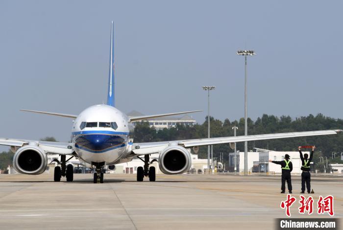机务人员示意飞行员飞机可以滑行。　蒋雪林 摄