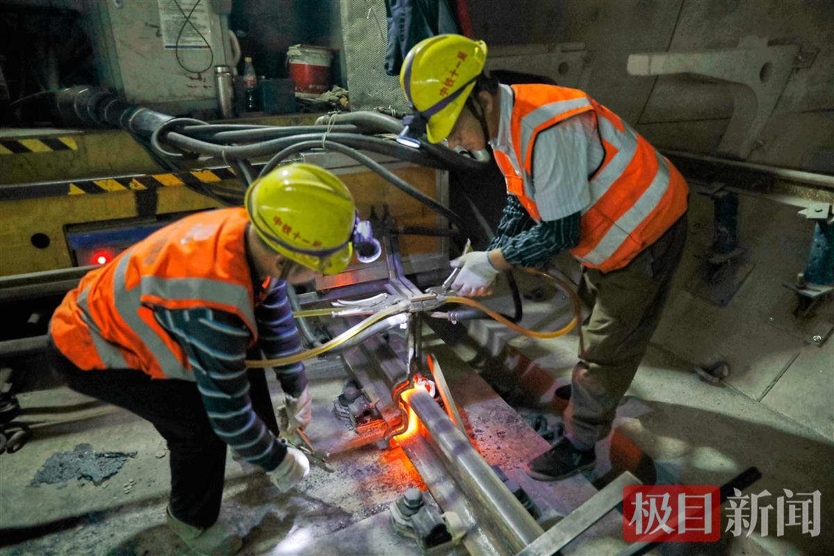 作业人员采用电正火车为钢轨焊缝加热，确保两侧轨头强度达到一致.jpg