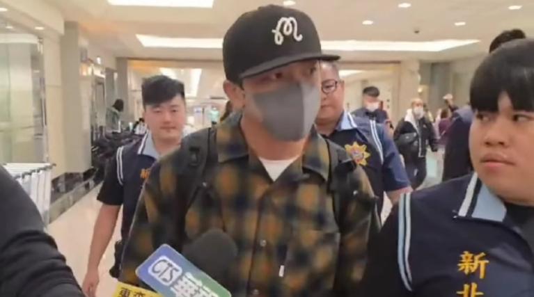 柯佳嬿老公谢坤达刚下飞机就被拘，被问是否造假病历仅点头回应
