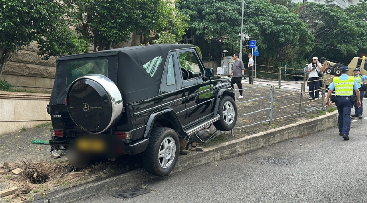 为躲避突然冲出的一只狗，著名导演陈可辛驾奔驰车撞断人行道旁的树木，陈可辛未受伤