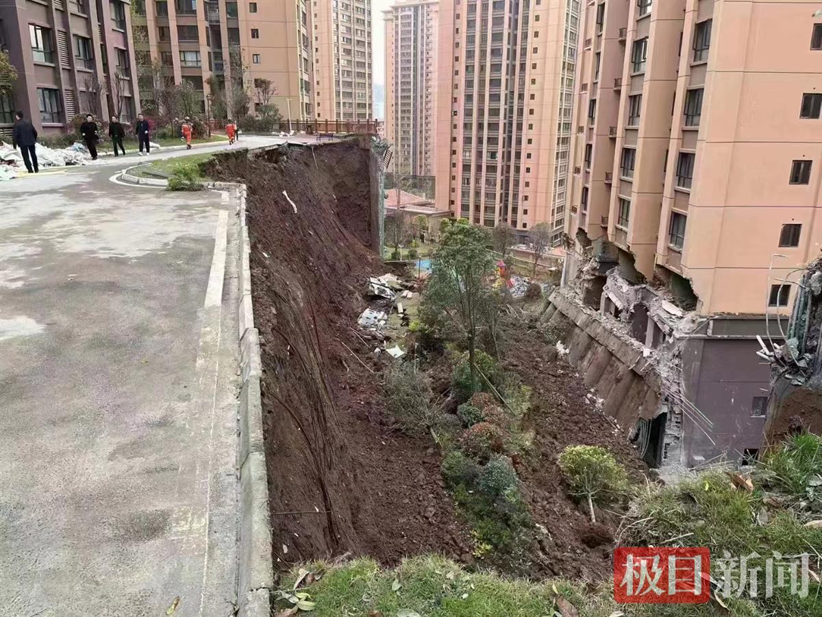 四川一新小区护坡垮塌致楼体受损，业主：20万刚装修的房子不敢住，希望退房 | 极目新闻