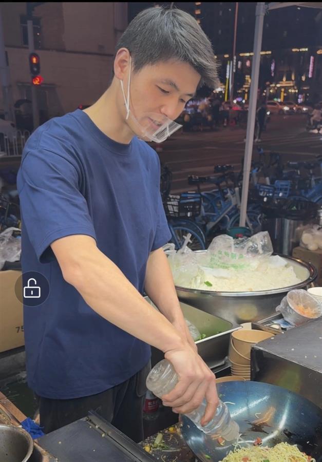 A摆摊卖炒饭年赚50万.png