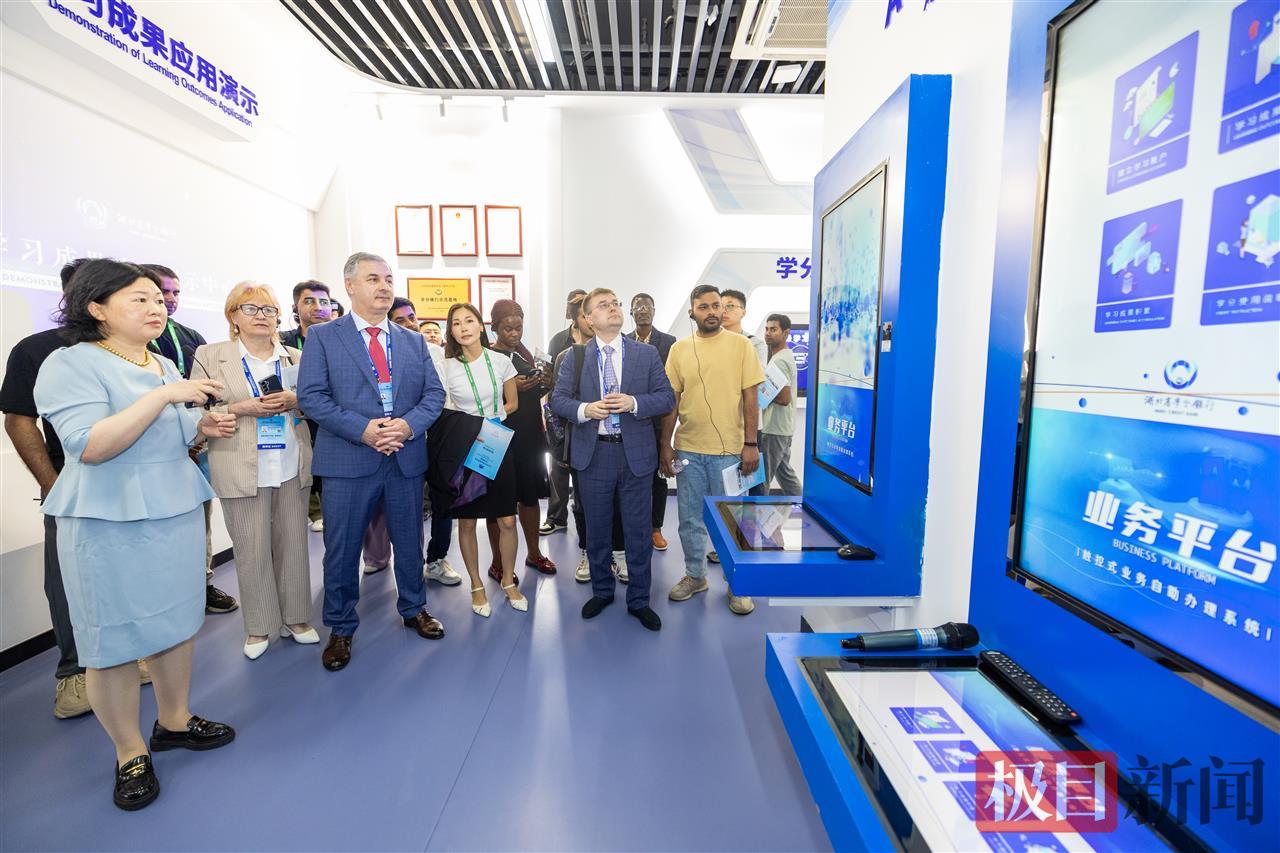 参会的国内外嘉宾们在湖北开放大学内参观走访。