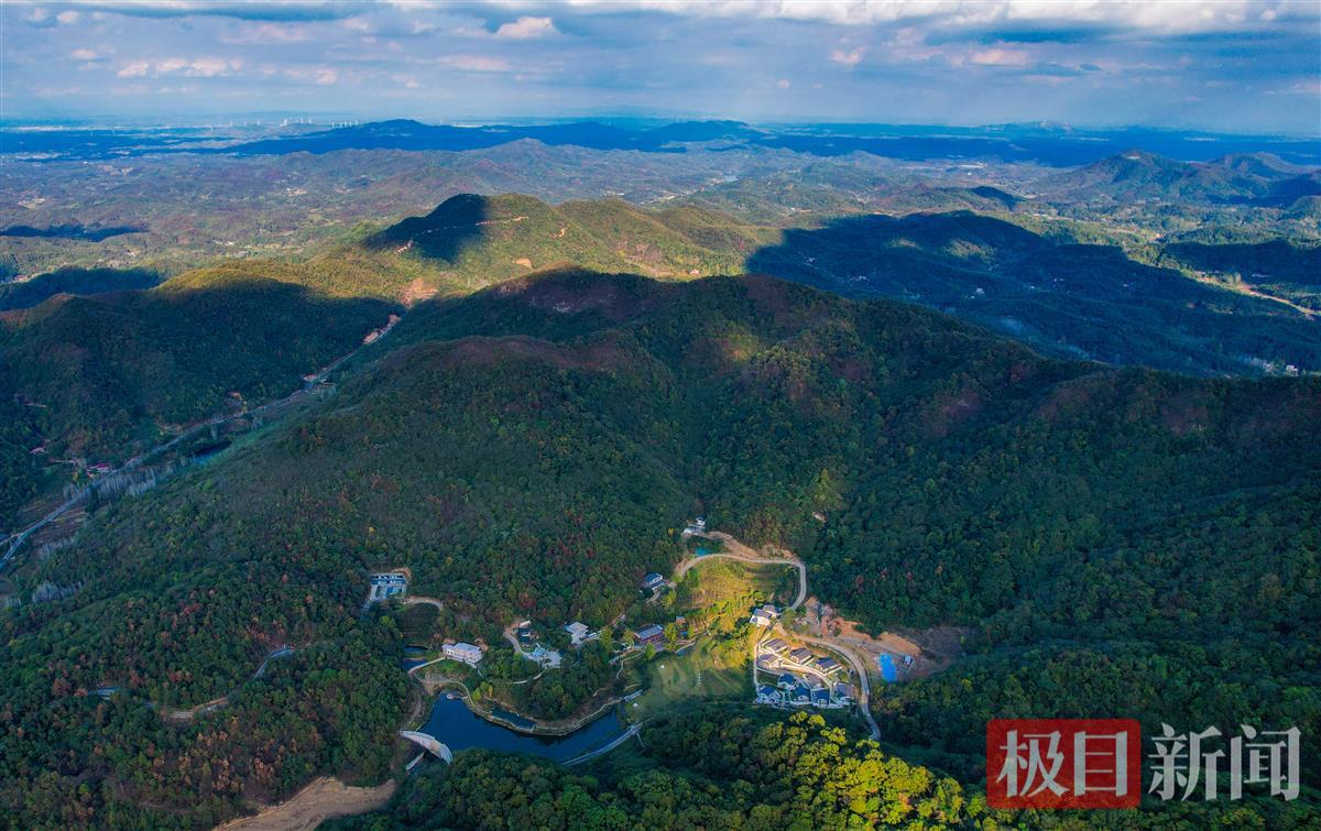 10月18日，随州市随县柳林镇双利村的“山月随人·明玉珍”韩屋度假区鸟瞰。（极目新闻记者 黄志刚 摄）.jpg