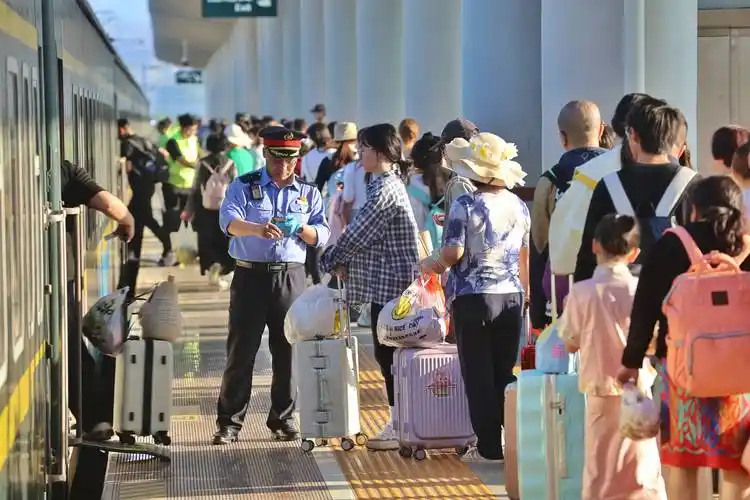 公安机关发布国庆假期铁路出行安全提示