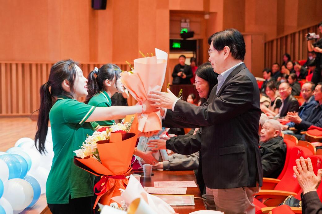 中南民族大学经济学院举行40周年院庆暨校友分会成立大会.docx