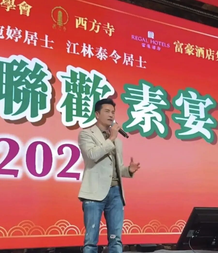 70岁吕良伟现身敬老联欢会，探望“60岁的兄弟姐妹”