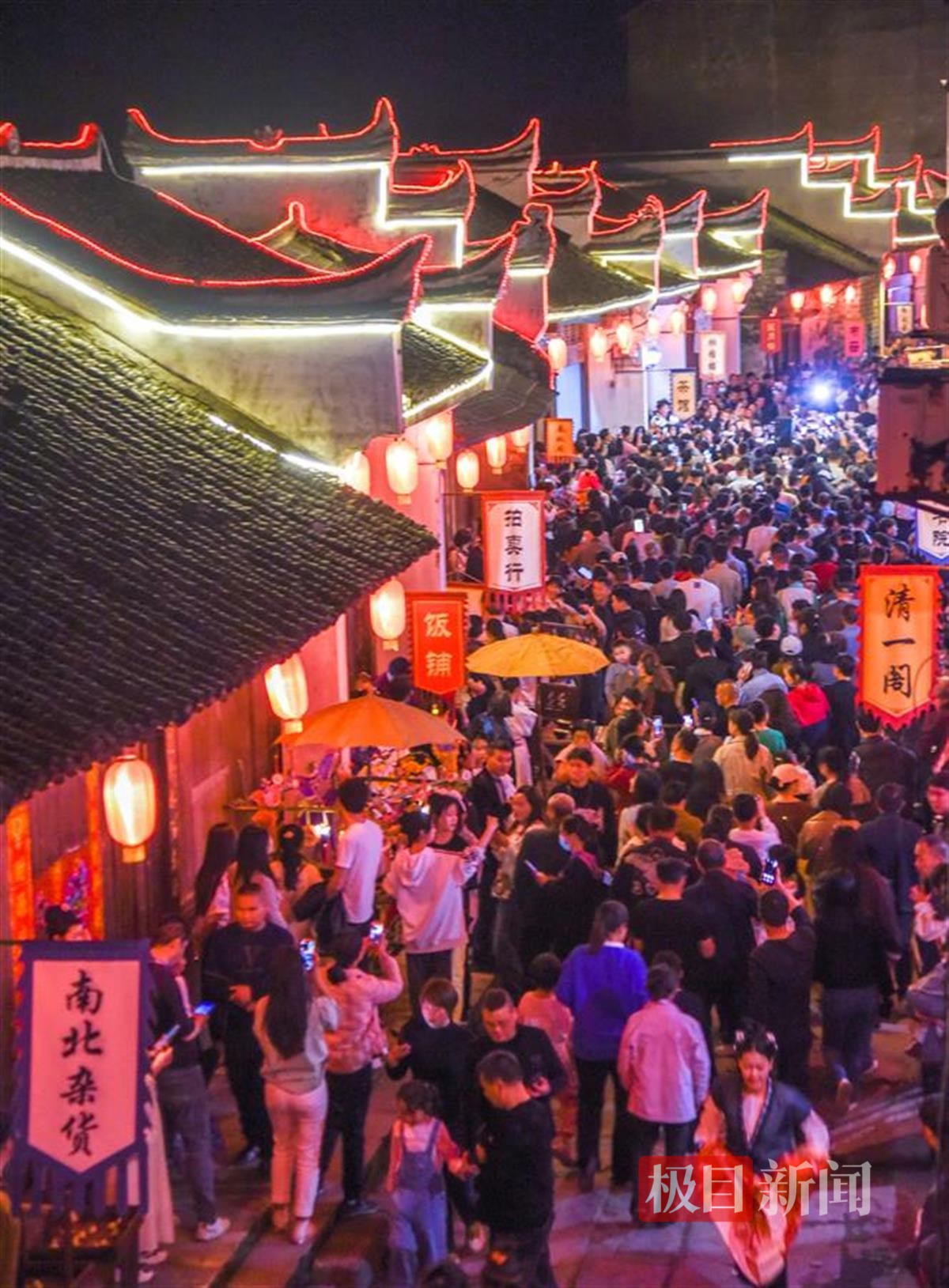 3月29日，湖北省监利市启动2024年春季文化旅游季活动，程集古镇游人如织（极目新闻记者 黄志刚 摄） (4).jpg