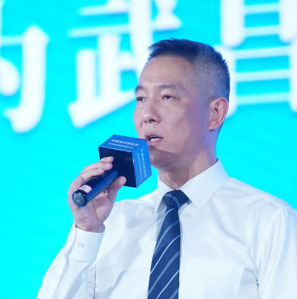 中国工商银行武昌支行党委书记、行长邹国华作报告。