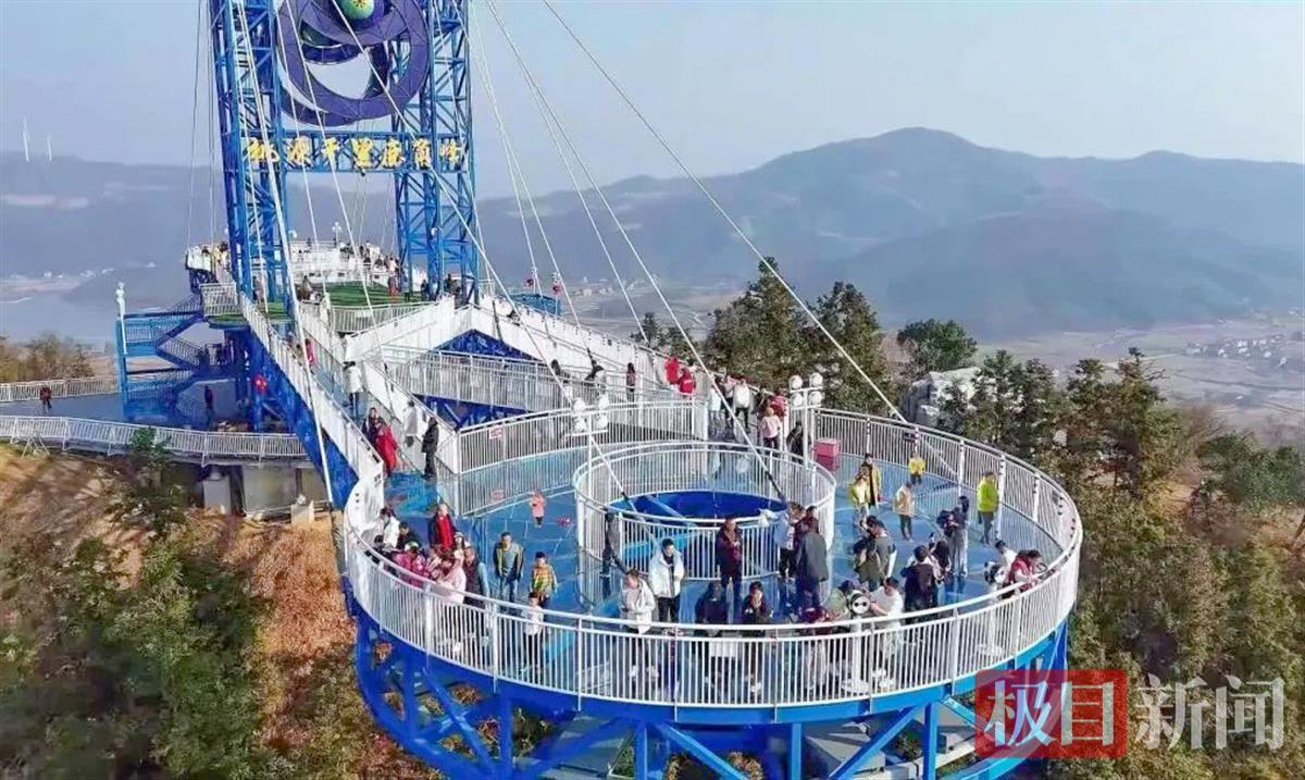石首市桃花山镇鹿角峰“天空之眼”景点。（通讯员供图）.jpg
