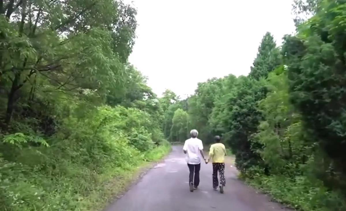 二人携手跑步 （图片来源：视频截图）.jpg