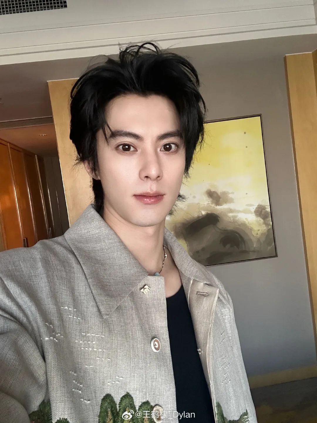 “王鹤棣用过的碗筷被供起来”冲上热搜，面馆回应：避免公众误会，已从展示柜撤掉
