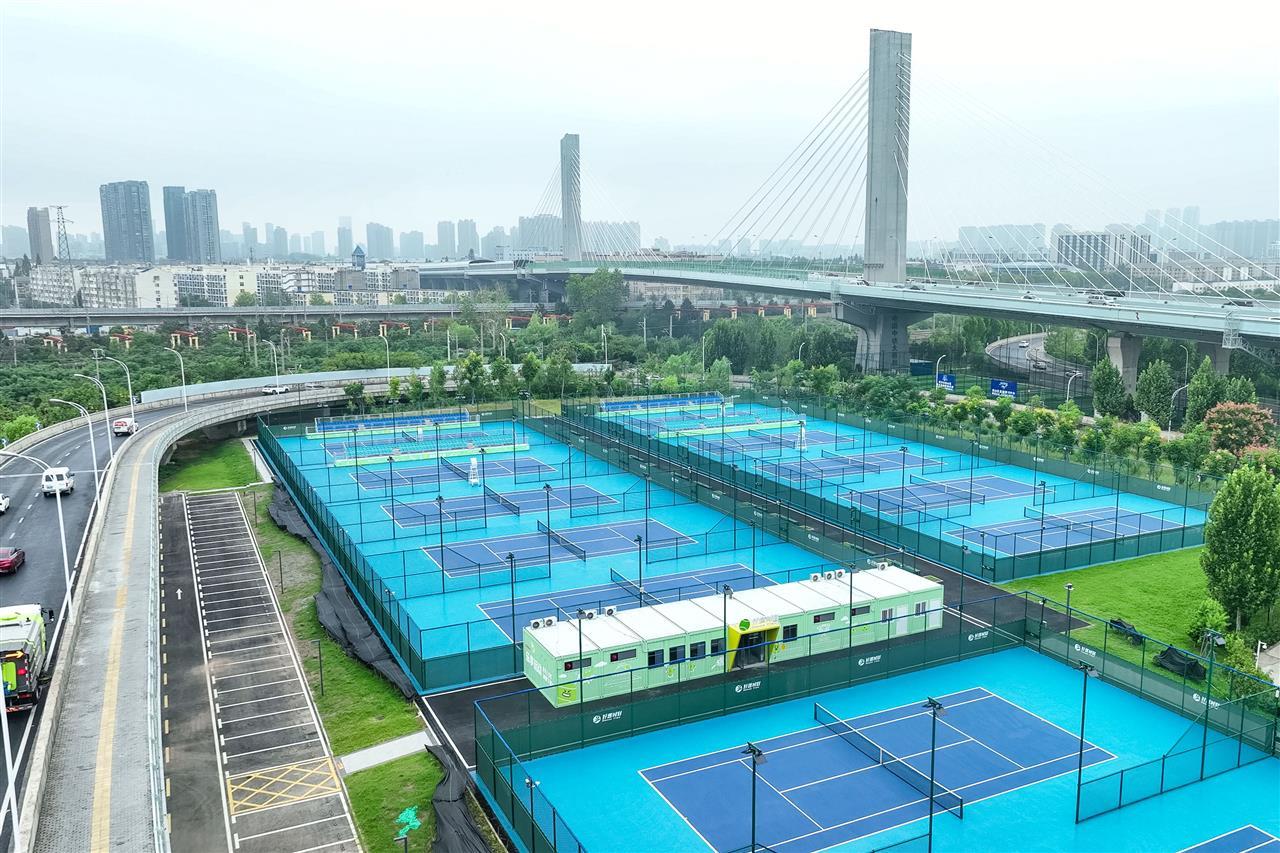 杨泗港快速路旁——网球场.jpg