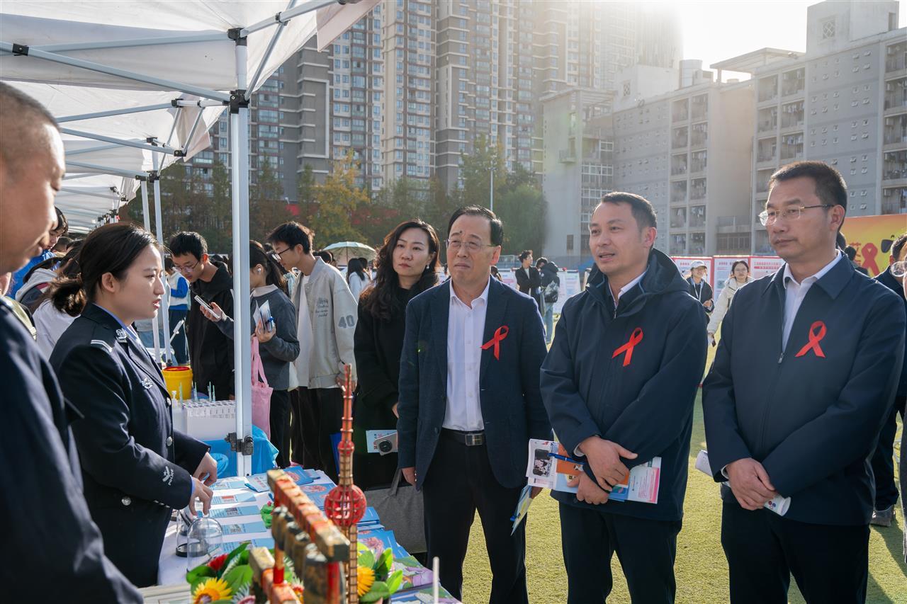 领导视察狮子山戒毒所展台 舒一帆摄.jpg