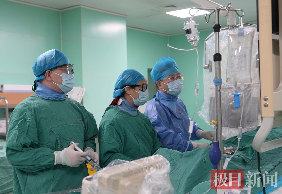 心血管内科专家团队为老人实施介入手术.jpg
