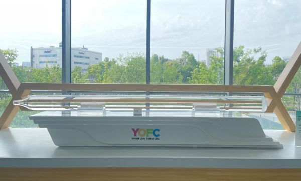 长飞的光纤预制棒展示。人民网记者 周恬摄