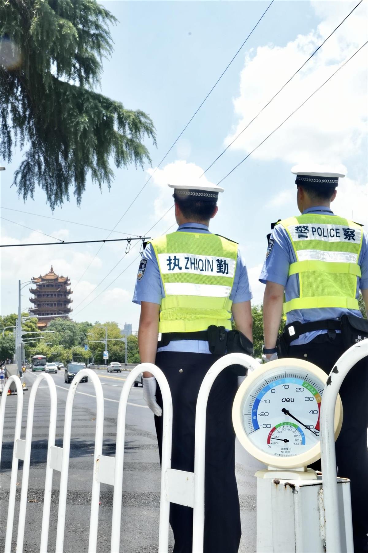 长江大桥桥面50℃+，防空洞内21℃！武昌民警穿越30度温差的平安守护