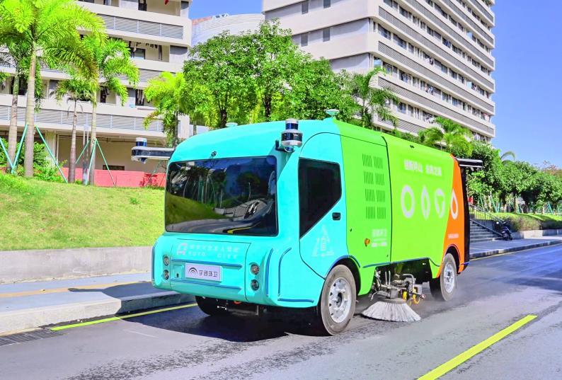 8月29日，荆州市生活垃圾分类培训暨金牌讲师评选启动仪式和环卫新能源技术交流活动举行，这是宇通重工自研的L4级自动驾驶环卫车。（宇通重工 供图）.jpg