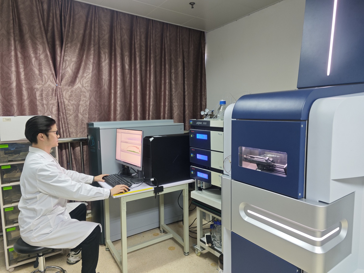 谱度众合陈希博士操作质谱仪-1.jpg