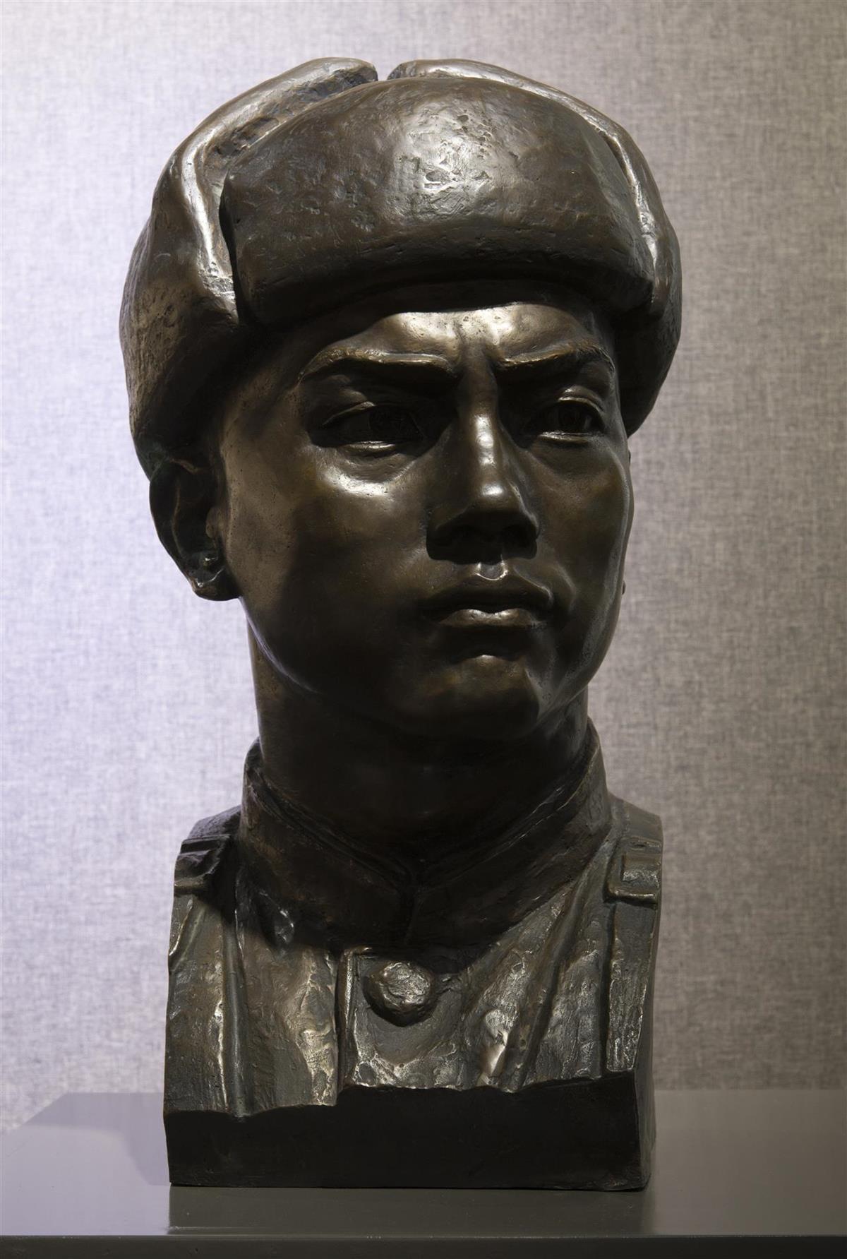 19.张祖武《志愿军》铜 48cm×28cm×26cm 1957 年 湖北美术馆藏.jpg