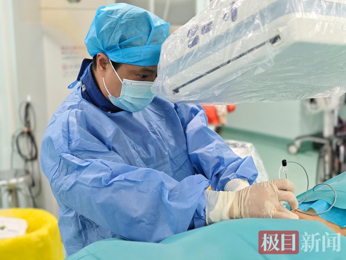 疼痛科专家为患者实施手术治疗.jpg