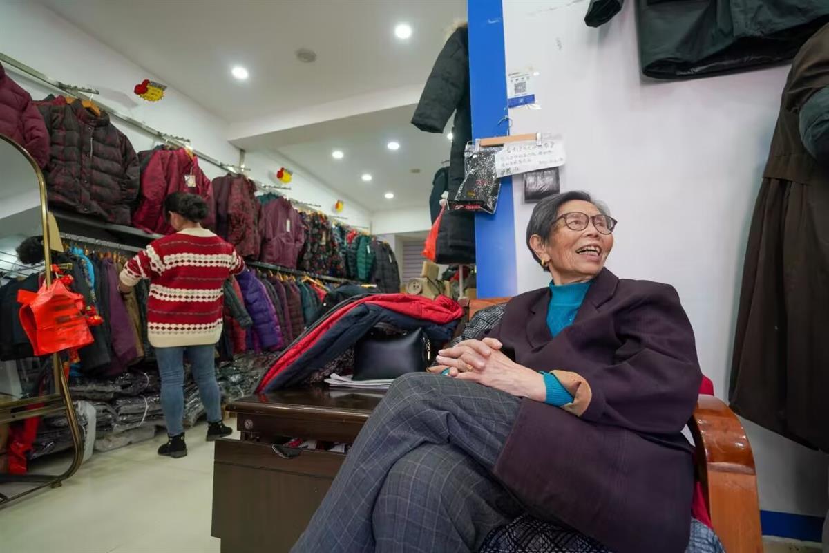 2021年2月7日，还清了所有债务、一身轻松的陈金英在自己的店铺中展露了许久未见的笑容.jpg