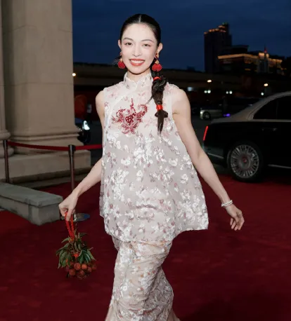 知名女演员走红毯美翻全场，广东人：我家就有同款，包甜的！