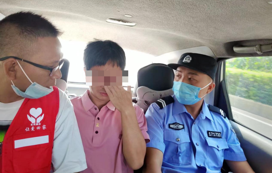 民警帮助阿龙打开心结。 图据东莞市公安局微信公众号