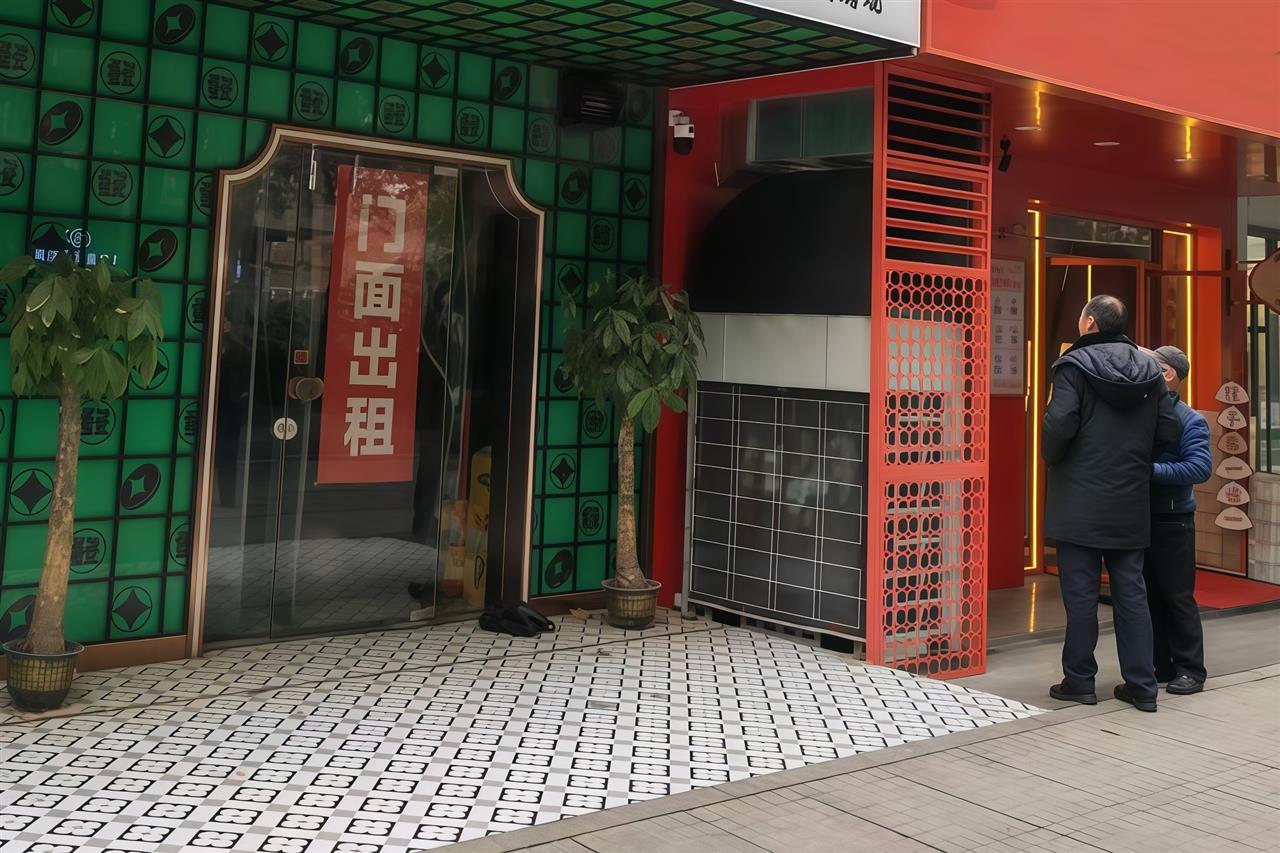 执法人员现场查看，餐厅的空调外机将姜女士店铺门前遮挡的严严实实.jpg