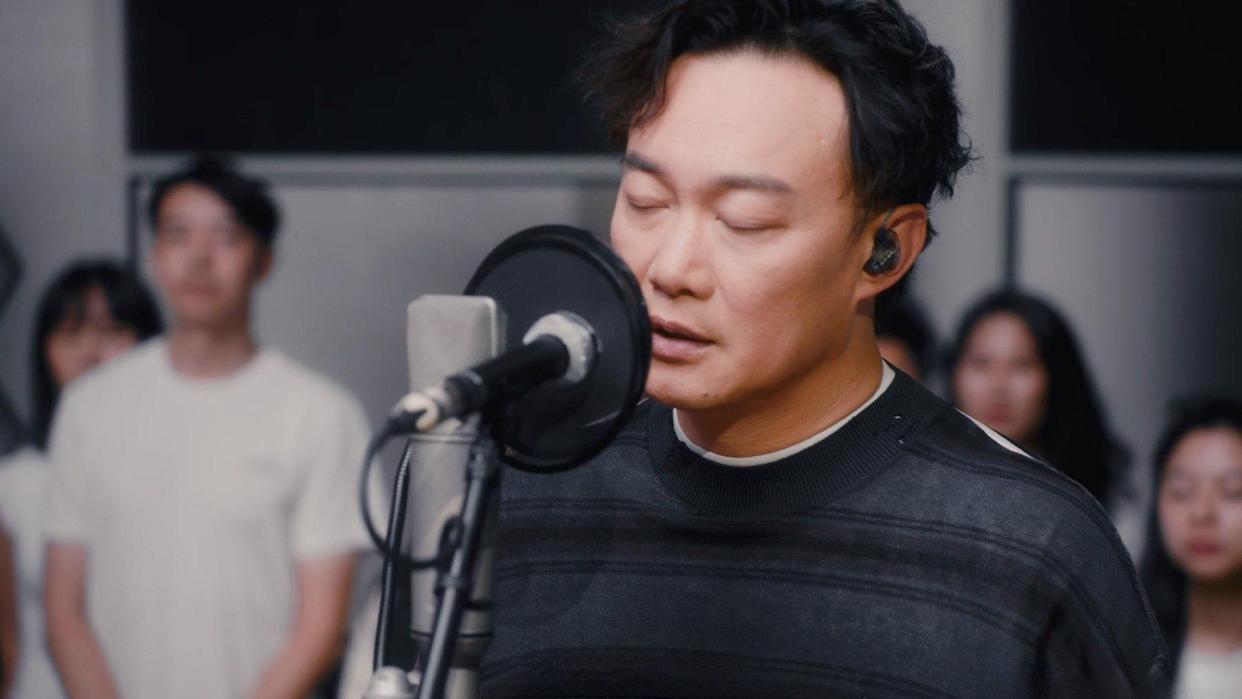 陈奕迅重录《K歌之王》，在录音室落泪