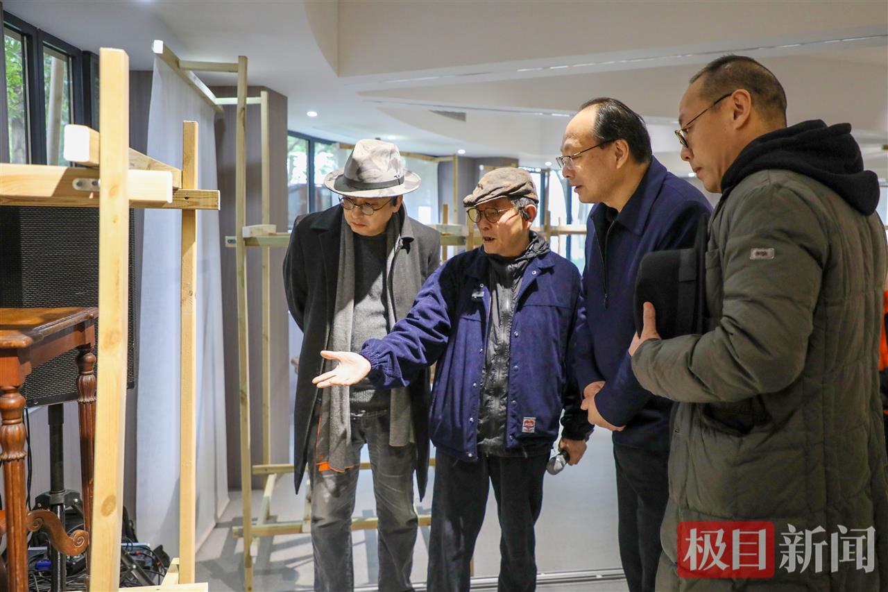 图12：与会领导嘉宾观展。.jpg
