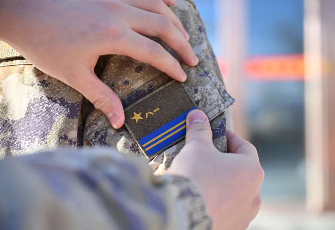 中央军委统一部署新兵种军旗臂章启用，军队建设迈入新阶段！