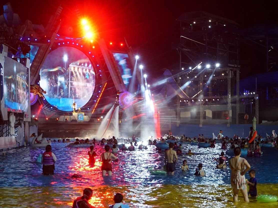 奇梦海滩水乐园占地15万平方米，等于21个标准足球场大小。图为游客们在奇梦海滩戏水。