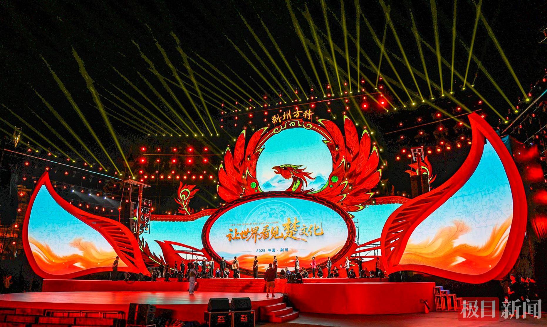 9月12日晚，在荆州方特园区内，第二届楚文化节开幕式主舞台已搭建完成（极目新闻通讯员 张梦瑶 肖琦）.jpg