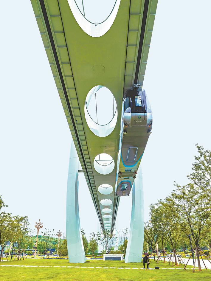 空轨列车行驶空中