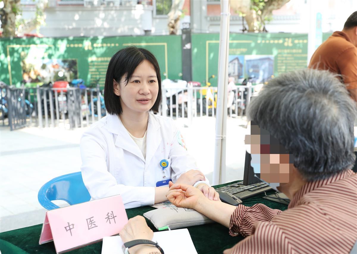 武汉市中心医院南京路院区开展“健康集市”活动，多学科医护团队现场坐诊、一对一免费咨询 (4)_副本.jpg