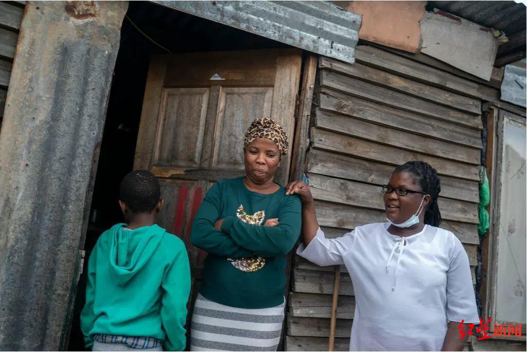 ▲社区卫生工作者西萨克莱梅斯会上门劝说艾滋病患者服药