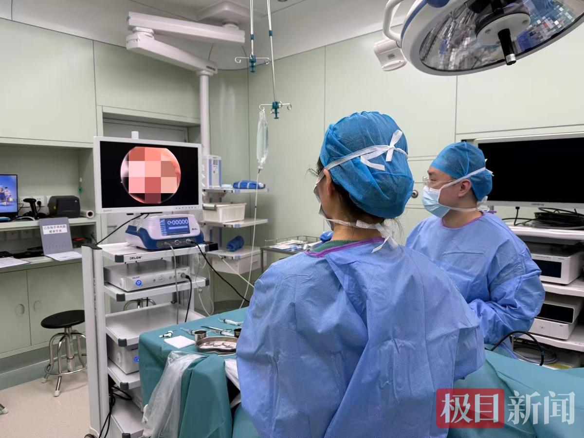 医生进行左侧鼻内镜下泪囊鼻腔吻合术.jpg