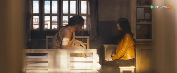 天授唱诗人把长诗传给Shirley杨的场景