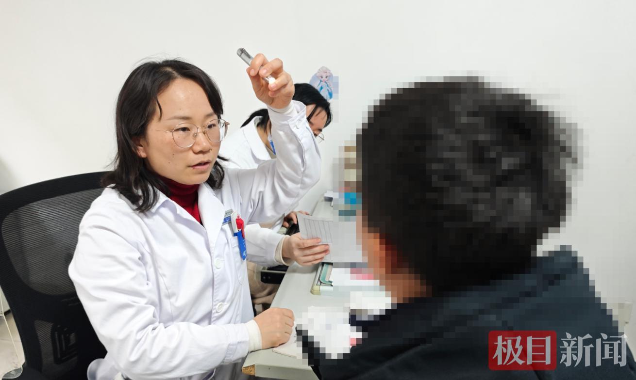 蔡春艳副主任医师为患者检查0302.png