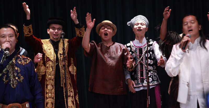 李杰（中）和“家园计划”合唱团东方乐文化/供图